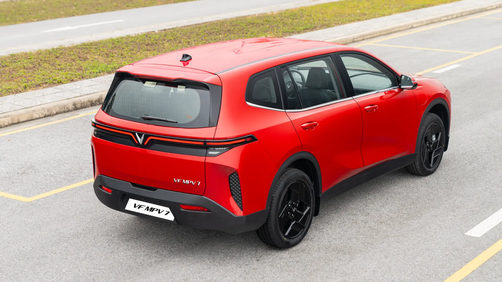 VinFast VF MPV 7 màu đỏ ruby