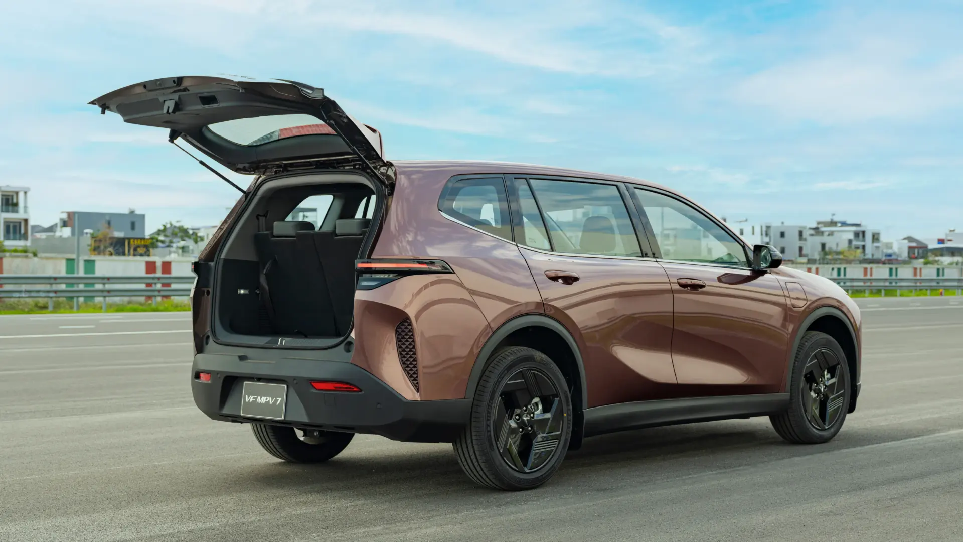 Trục cơ sở dài của VinFast VF MPV 7 màu nâu