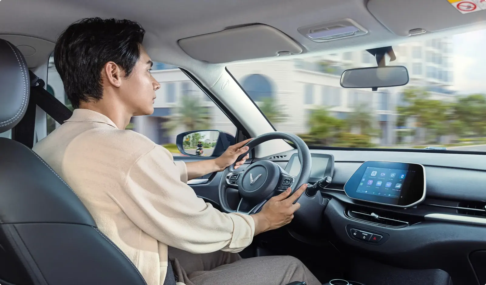 Khoang lái màn hình cảm ứng và vô lăng xe ô tô điện VinFast VF 5 Plus