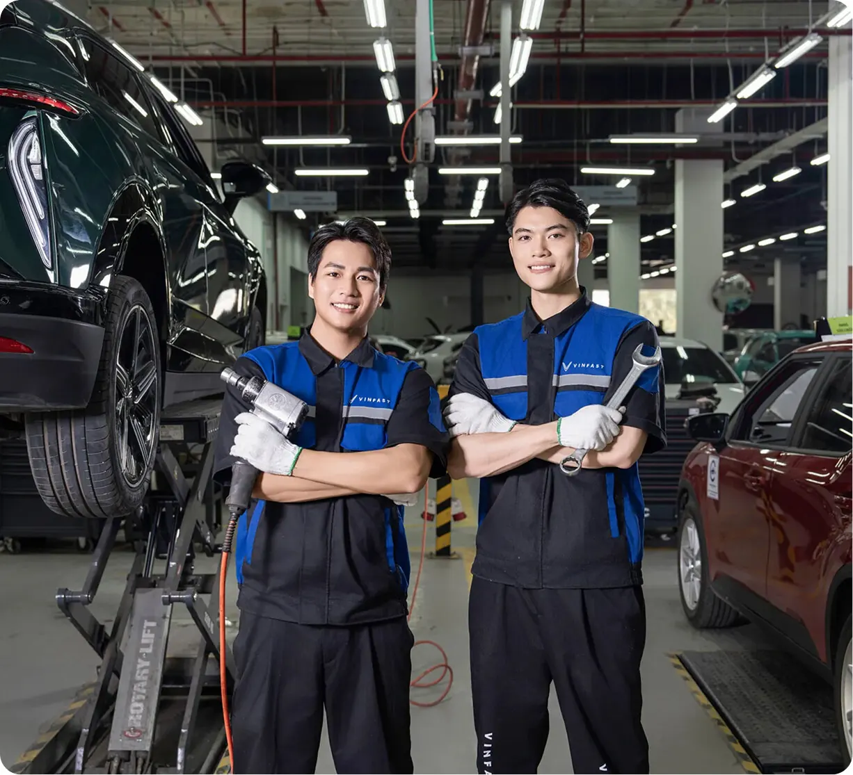 Đội ngũ kỹ thuật viên xưởng dịch vụ VinFast